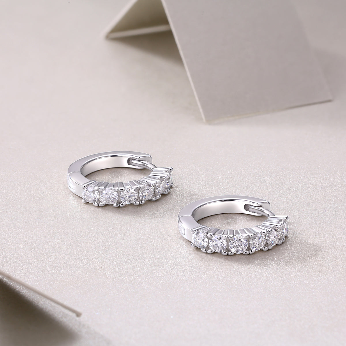 Pursuit - Top-Quality Moissanite S925 Silver and Platinum-Plated Stud Earrings, a Fashionable and Trendy Accessory, Can Be Tested with a Diamond Pen