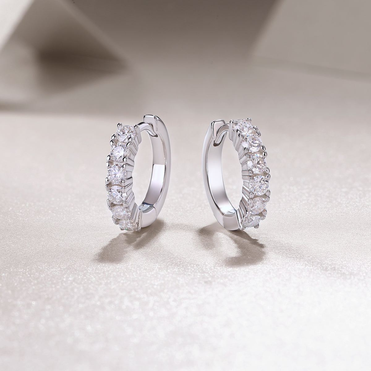 Pursuit - Top-Quality Moissanite S925 Silver and Platinum-Plated Stud Earrings, a Fashionable and Trendy Accessory, Can Be Tested with a Diamond Pen